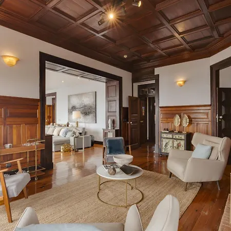Seafront Manor * Віавіа